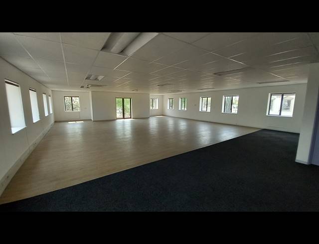 1,403M² OFFICE TO LET IN BRYANSTON